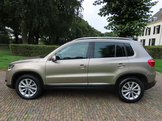 Volkswagen Tiguan view 2