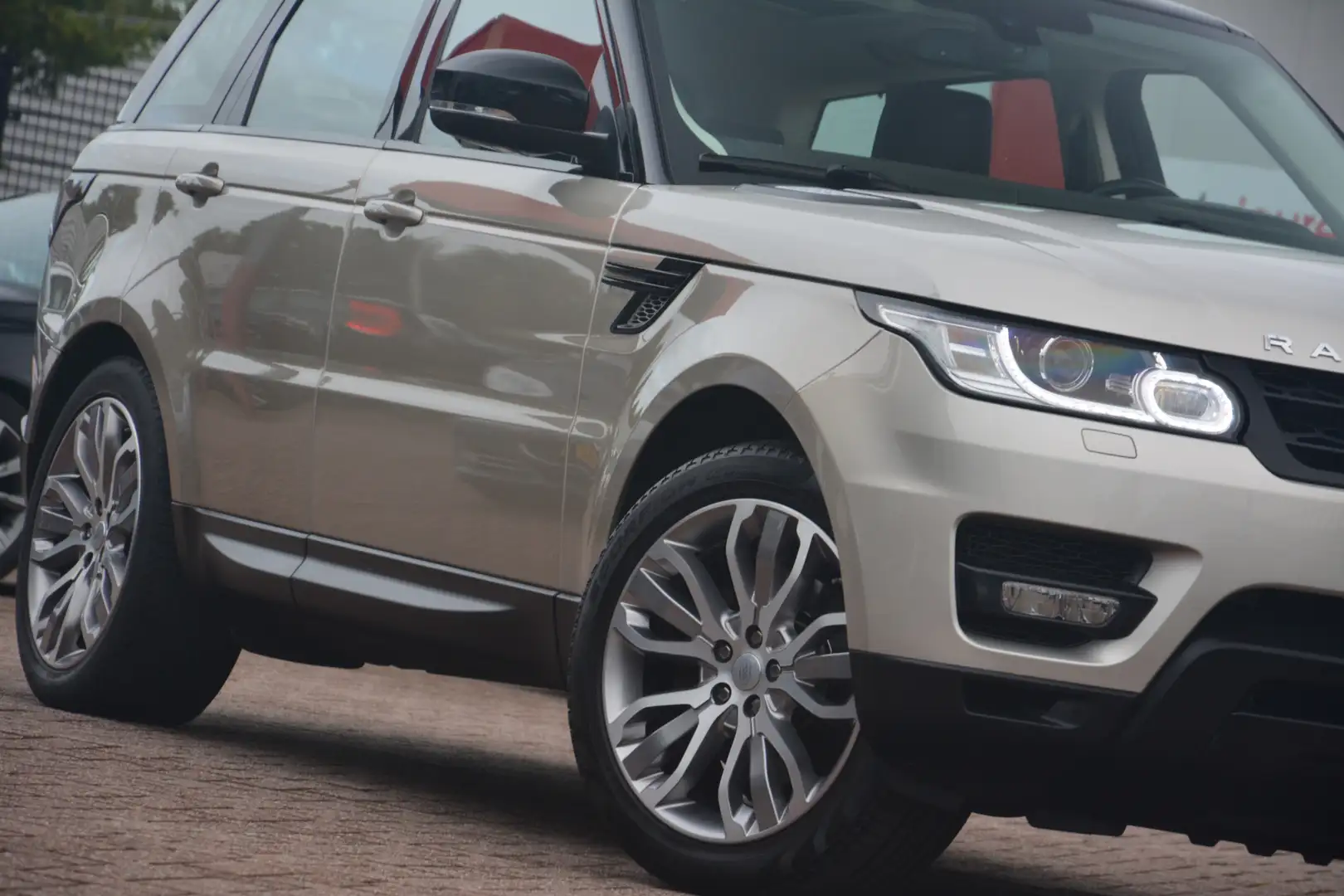 Land Rover Range Rover Sport 3.0 TDV6 HSE Dynamic | Navigatie | Panoramadak | V Beige - 2