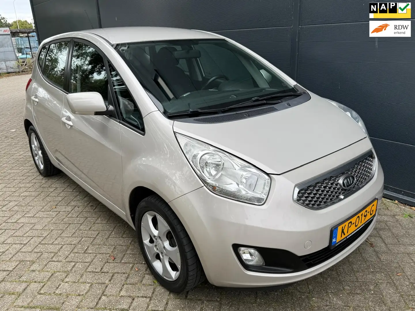 Kia Venga 1.6 Automaat /Airco/cruise/stoelverwarming/park se Grau - 1