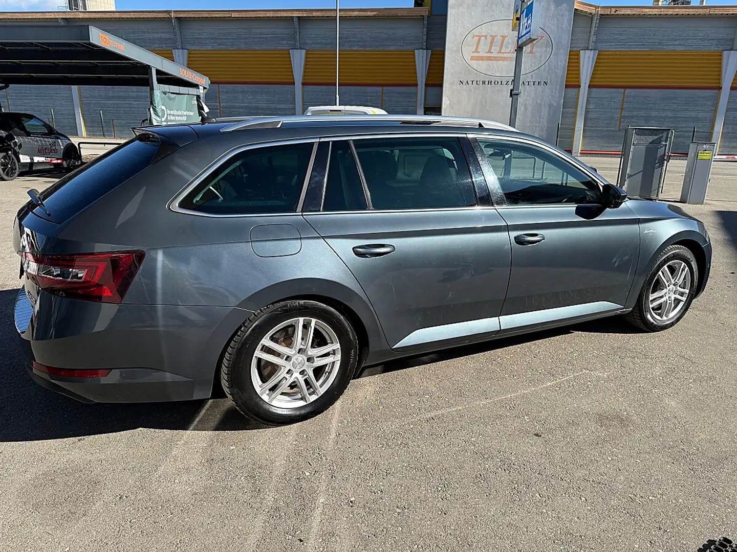 Skoda Superb Kombi 2,0 TDI SCR 4x4 Laurin & Klement DSG Grau - 2