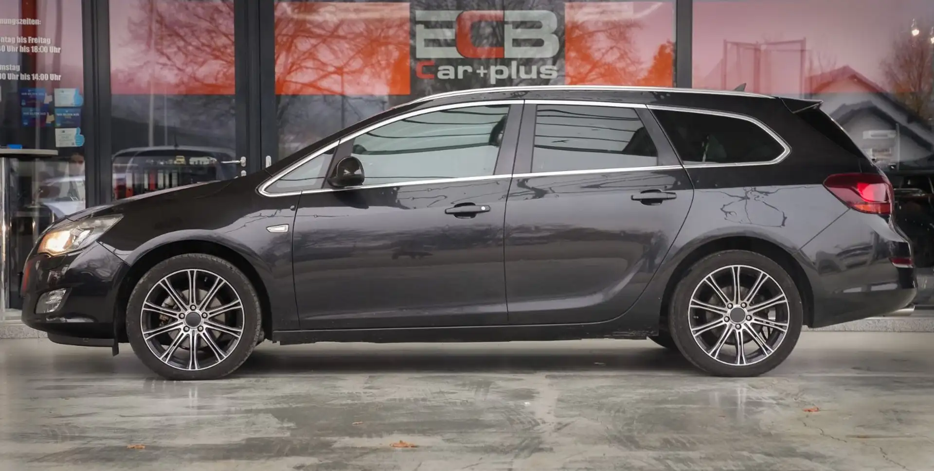 Opel Astra J Sports Tourer *SHZ/Klimaaut./Temp.* Zwart - 2