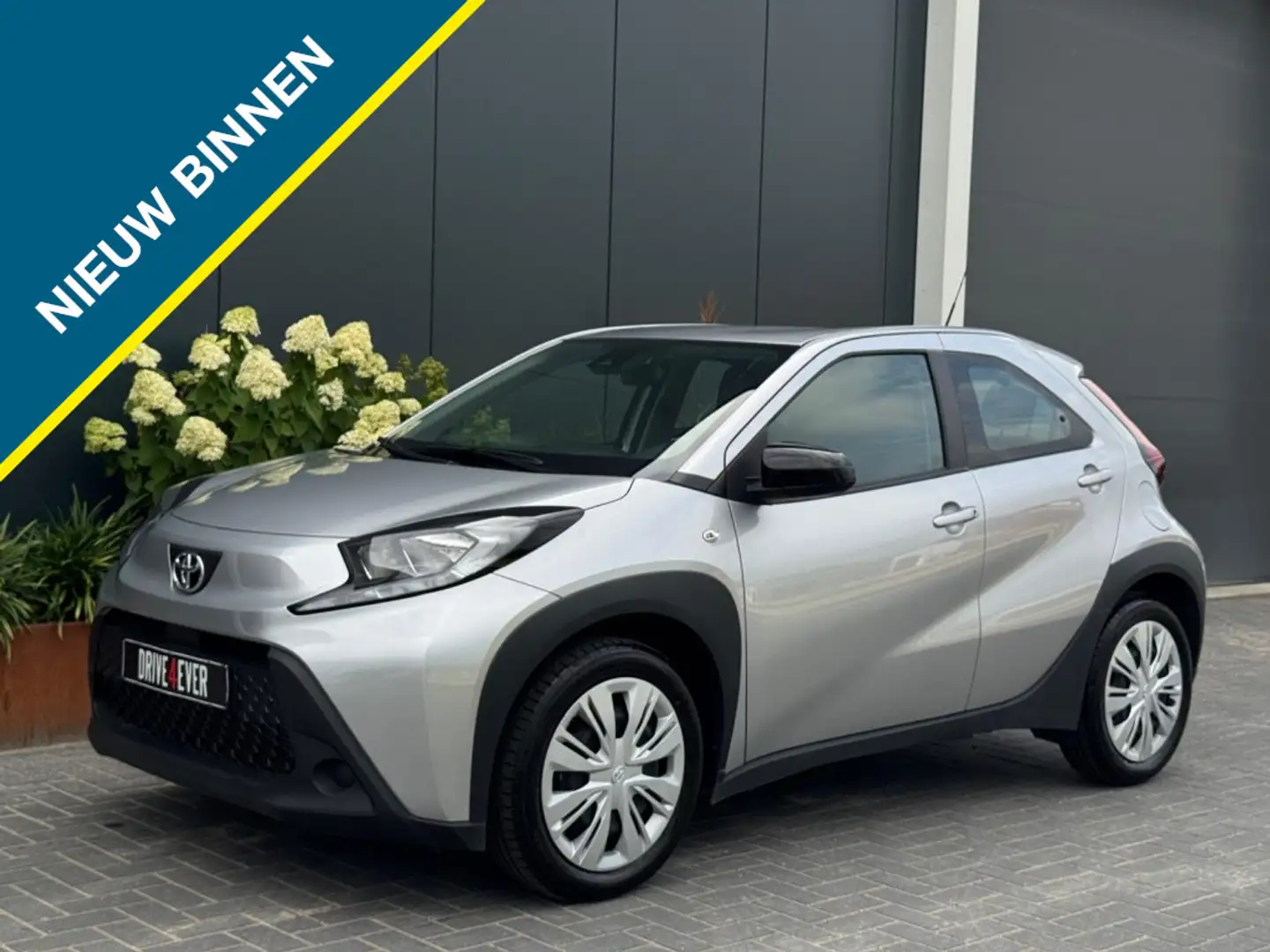 Toyota Aygo X 1.0 VVT-i MT Play NAVI AIRCO CAMERA ELEK PAKKET GA Zilver - 1