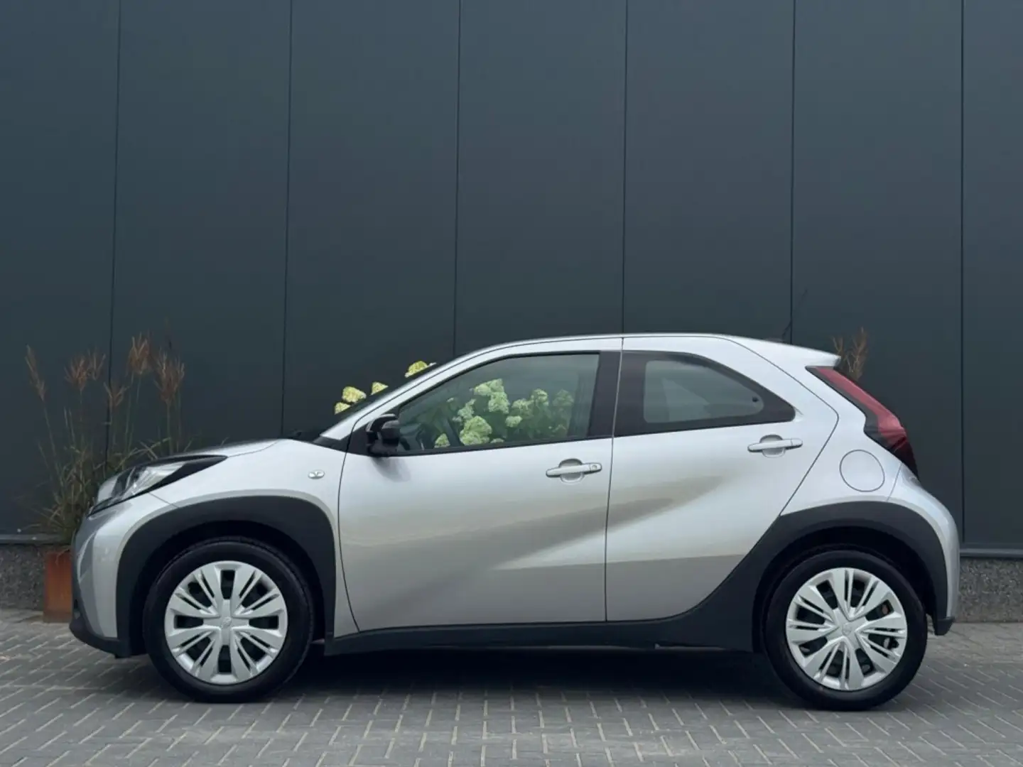 Toyota Aygo X 1.0 VVT-i MT Play NAVI AIRCO CAMERA ELEK PAKKET GA Zilver - 2