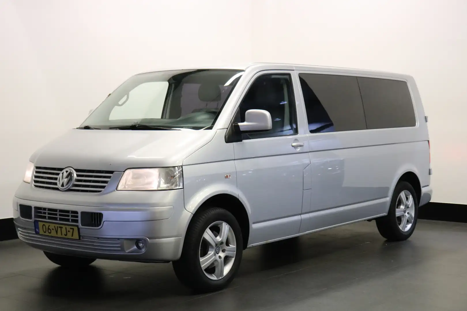 Volkswagen T5 Transporter 2.5 TDI 4Motion 130PK L2 Dubbel Cabine - Airco - T Silver - 1