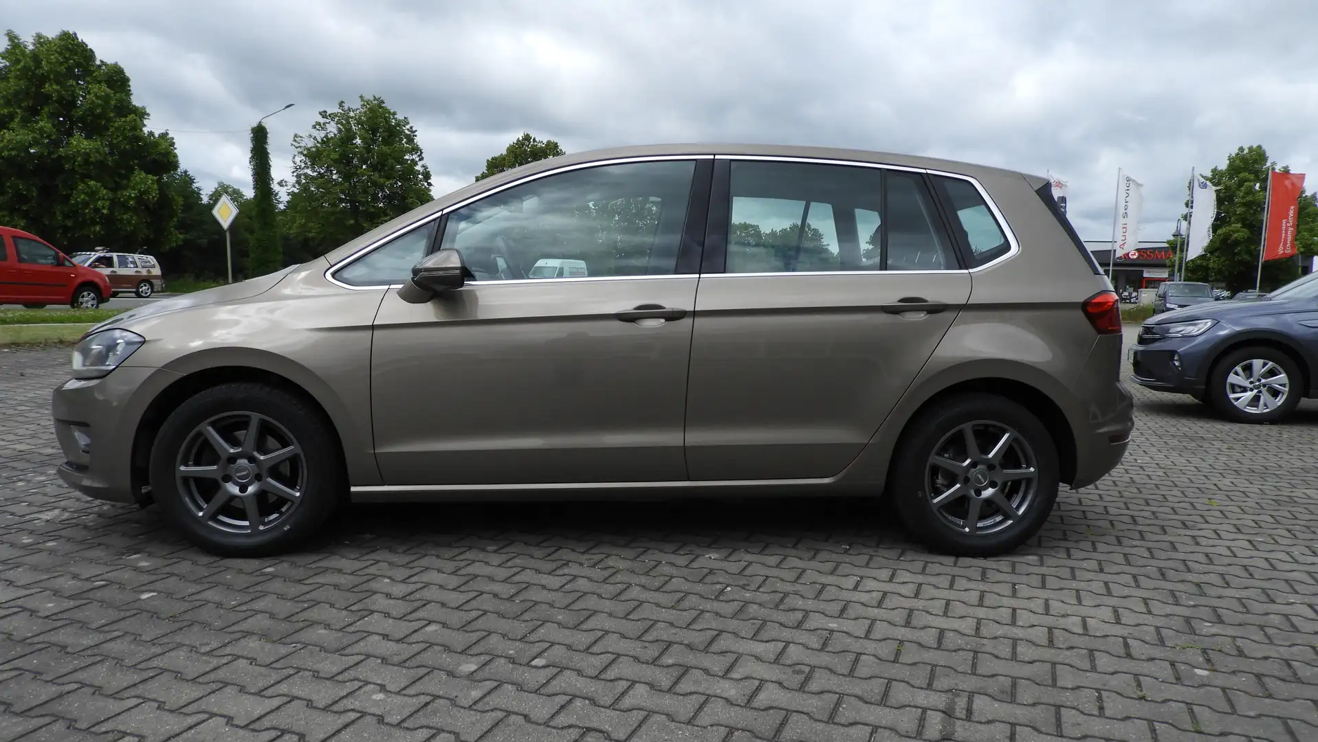 Volkswagen Golf Sportsvan Highline BMT/Start-Stopp Zlatna - 2