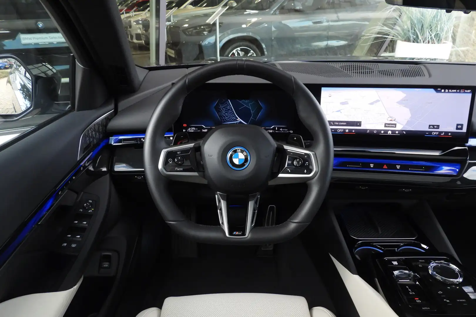 BMW 550 5 Serie 550e xDrive M Sport Automaat / Panoramadak Noir - 2