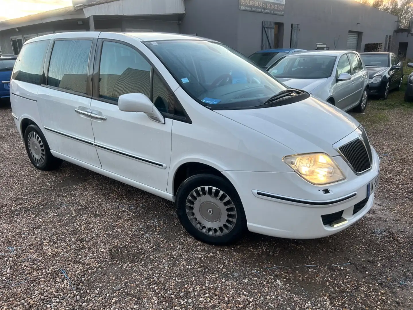 Lancia Phedra 3.0 V6 24V Auto Emblema Weiß - 1