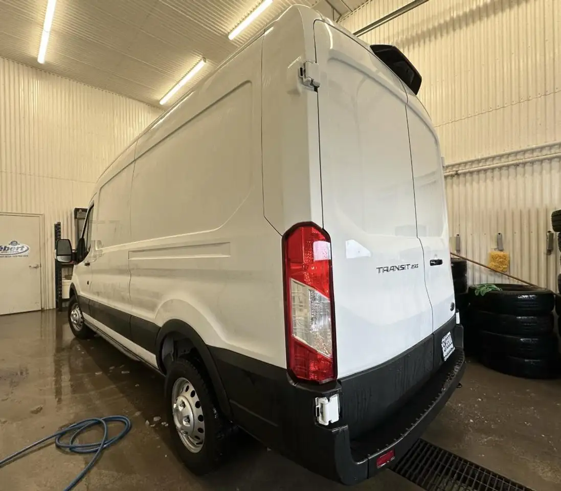 Ford Transit Cargo Van снимка Ford Transit Cargo Van