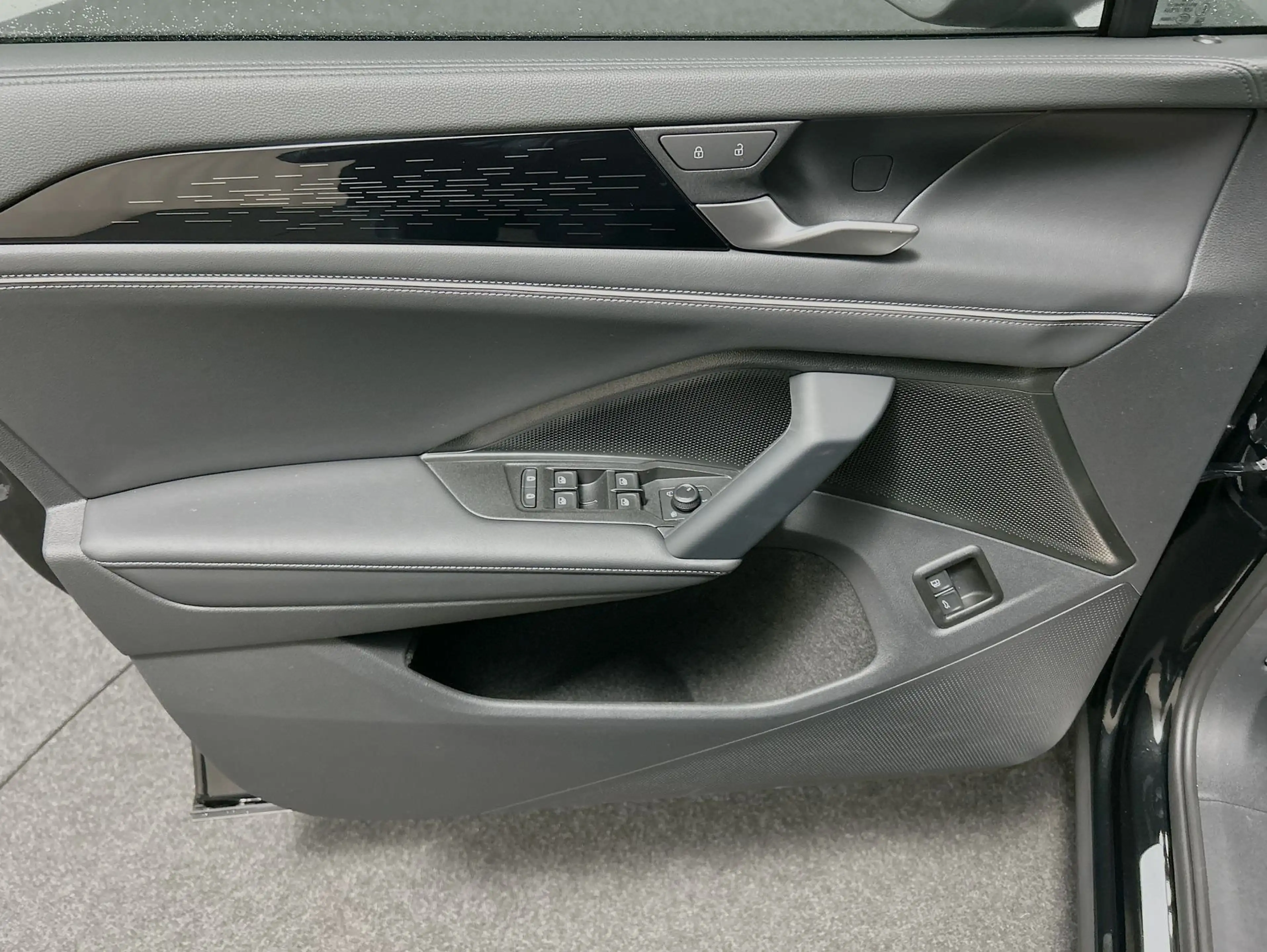 Volkswagen Tayron Elegance 1.5 l eHybrid CarPlay Pano ACC — photo 13