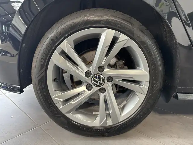 Volkswagen Golf view 3