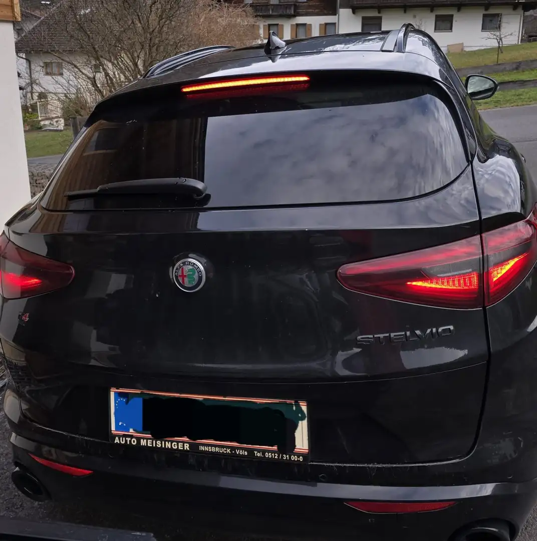 Alfa Romeo Stelvio Veloce 2,2 16V 210 AT8 Q4 Schwarz - 2