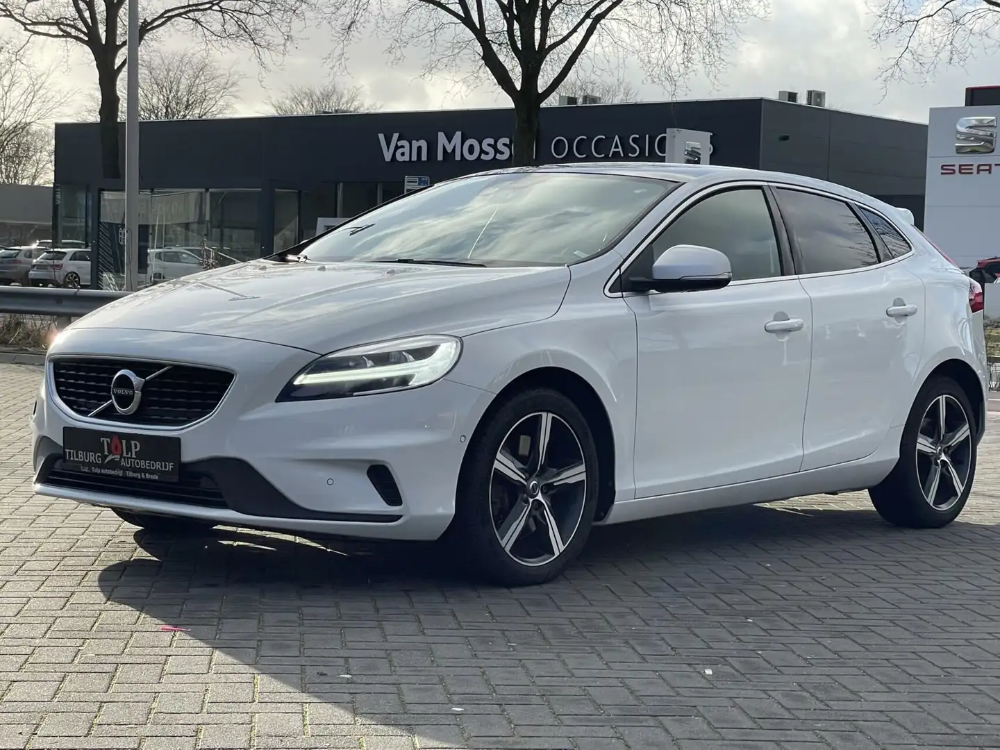 Volvo V40 1.5 T3 Polar+ Sport R-Design Aut 2019 1e eig Pano Blanc - 2