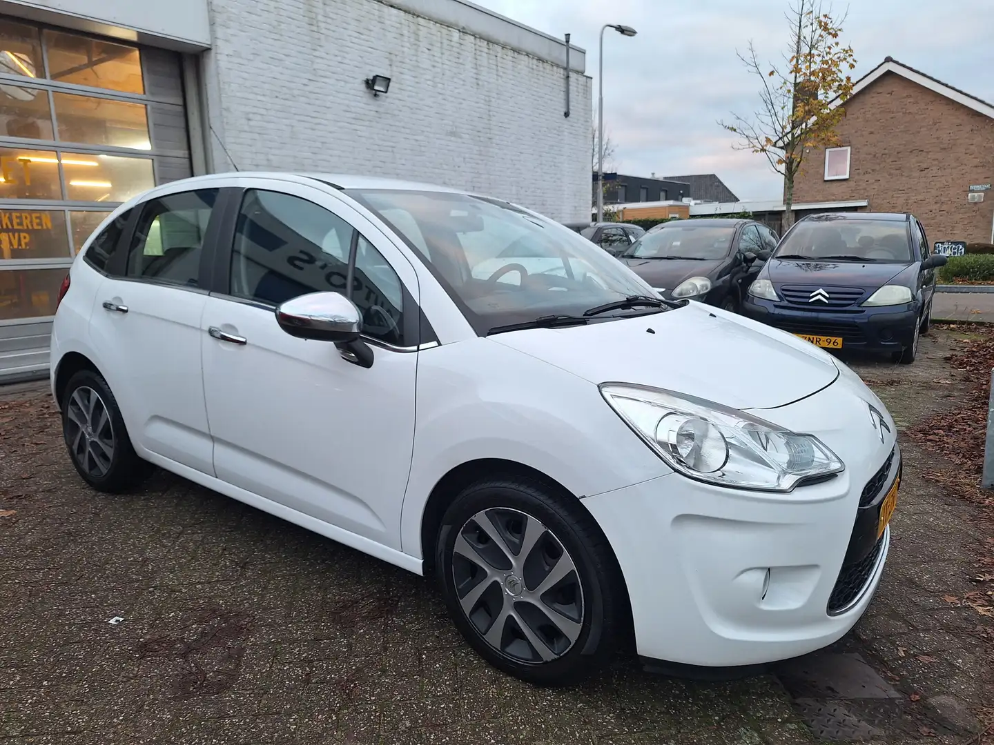 Citroen C3 1.6 e-HDi Collection navi/pdc/clima Белый - 2