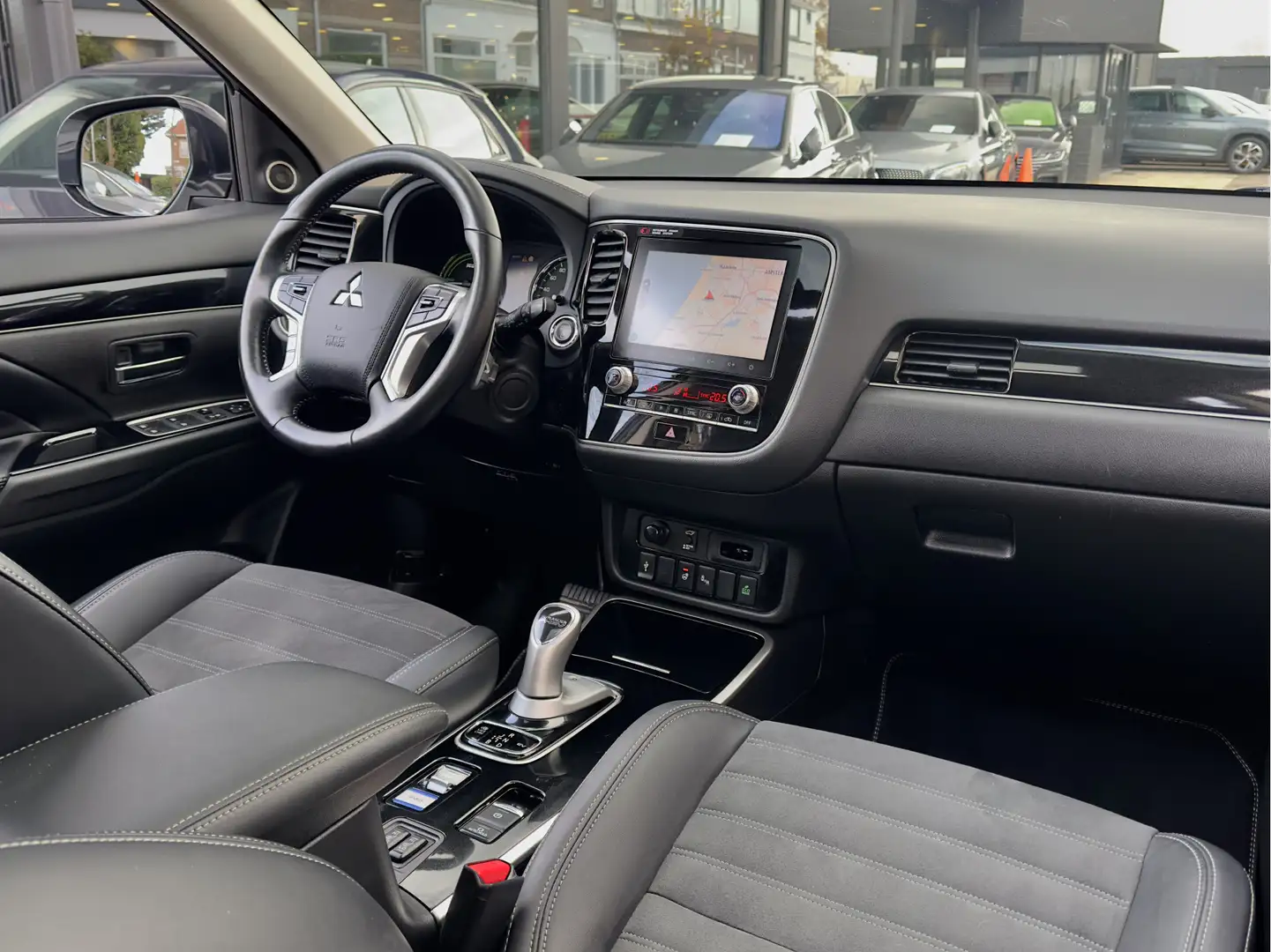 Mitsubishi Outlander 2.4 PHEV INTENSE+ PANODAK LEDER NAVI CAMERA LED LM Blanc - 2