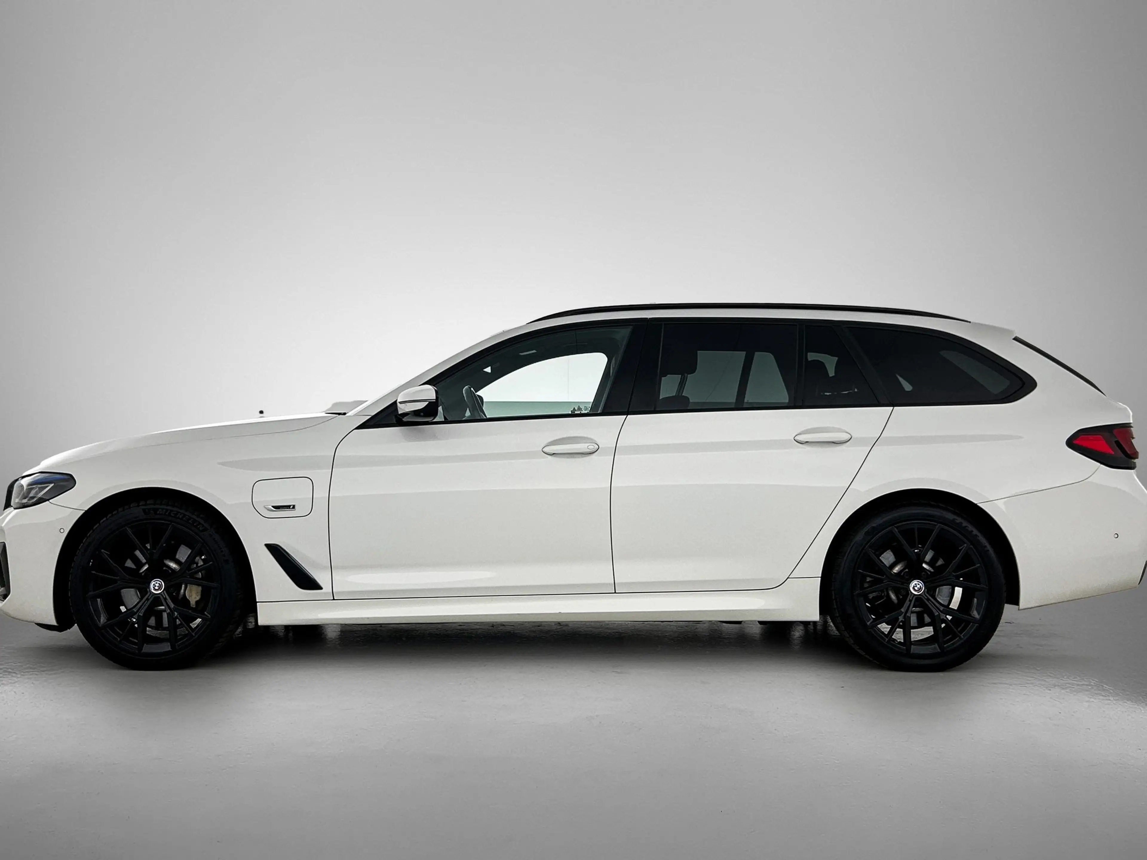 BMW 530 5-serie Touring 530e M-Sport / Anniversary / X-Dri — photo 3