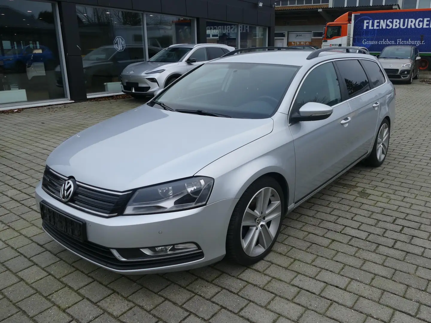 Volkswagen Passat 1.6 TDI Variant Kombi Klimaautomatik Einparkhilfe Silber - 1