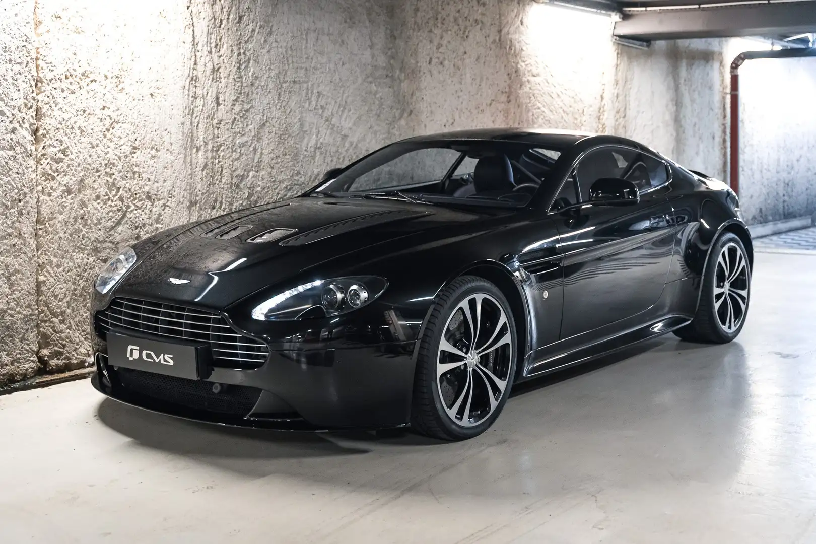 Aston Martin Vantage Carbon Black Edition V12 6.0 517 Zwart - 1