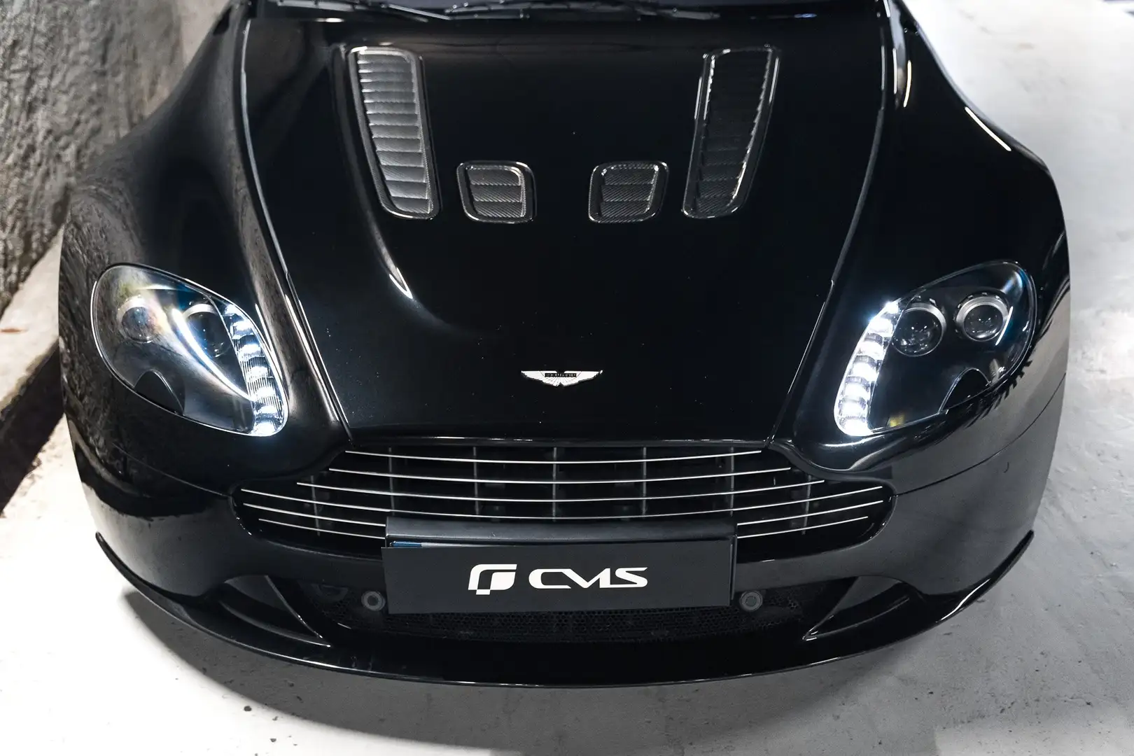 Aston Martin Vantage Carbon Black Edition V12 6.0 517 Zwart - 2