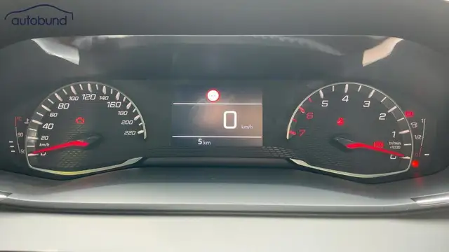 Peugeot 208 view 11