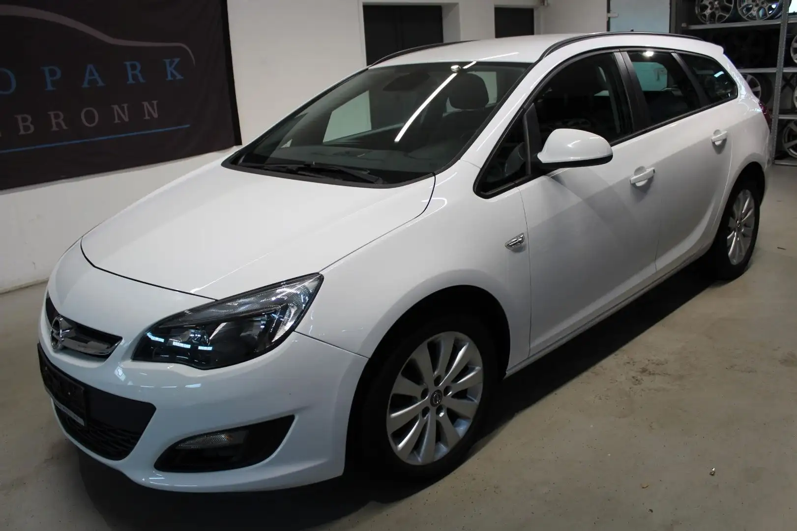 Opel Astra J Sports Tourer*2.HAND*CAM*NAVI*SHZ*TEMPO* Weiß - 1