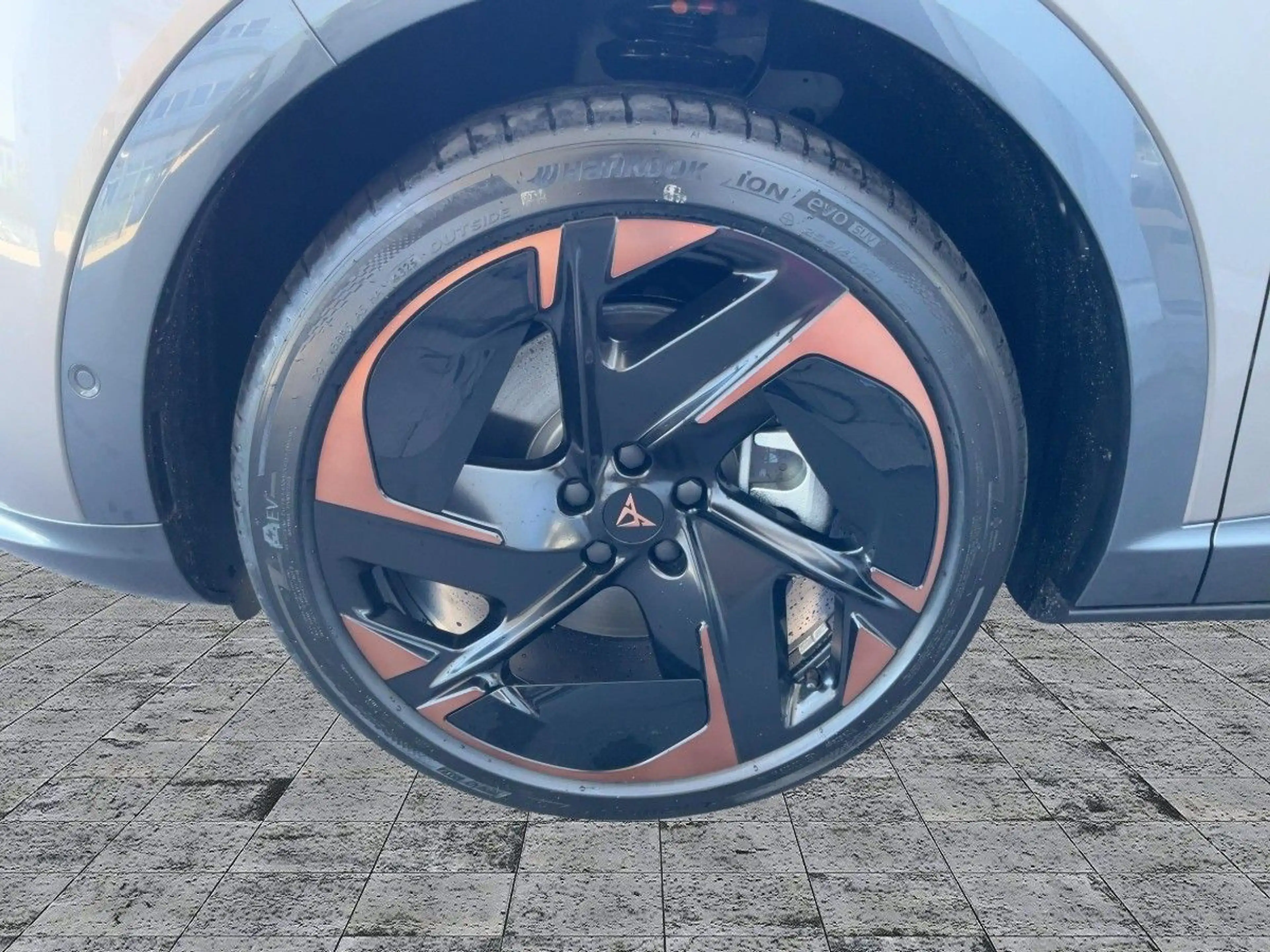 CUPRA Tavascan VZ Below Zero Adrenaline — photo 8