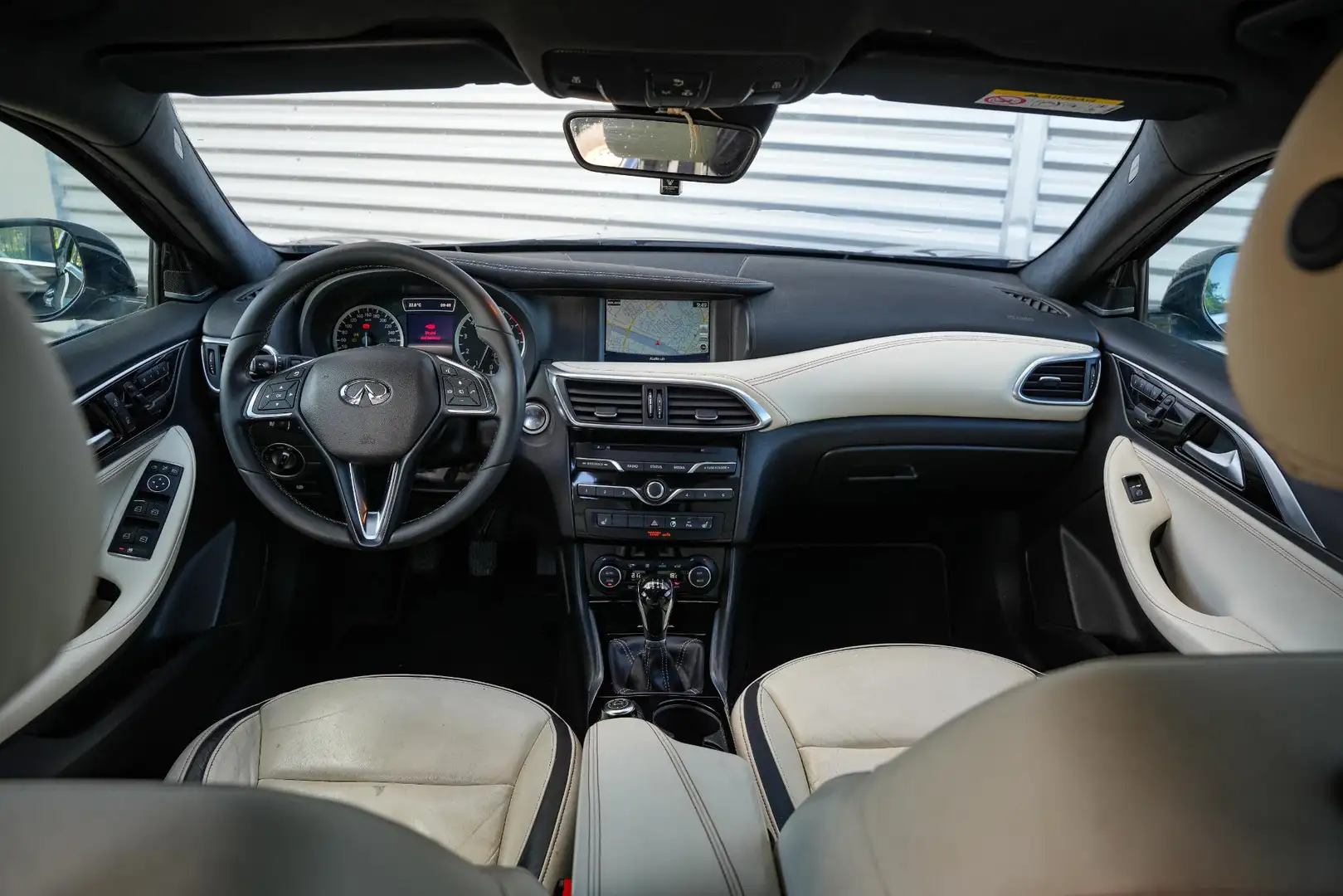 Infiniti Q30 1.6t Premium Tech Gallery White Cruise Clima Bose Zwart - 2