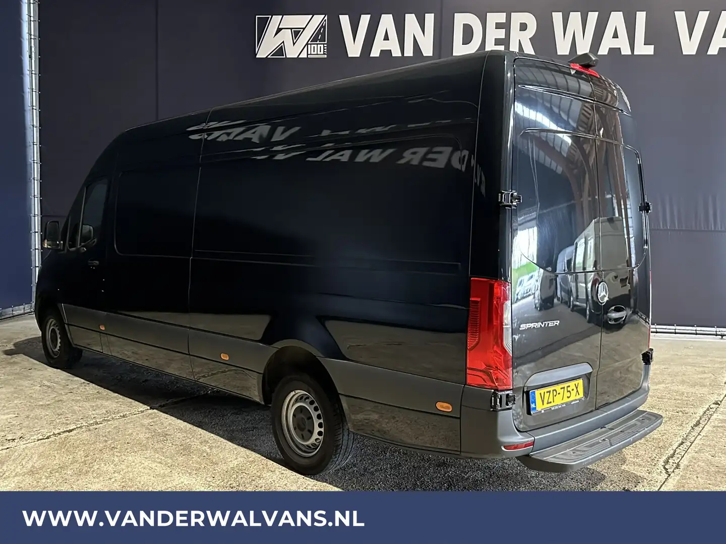 Mercedes-Benz Sprinter 317 CDI 170 pk L3H2 Euro6 Airco | MBUX | Camera | Zwart - 2