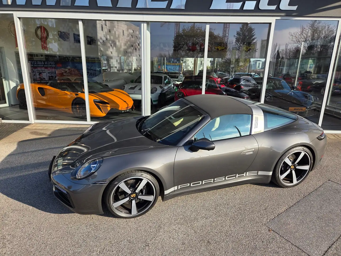 Porsche 992 Targa 4 S Heritage Paket Sportauspff NUR 12.850 km Grau - 1