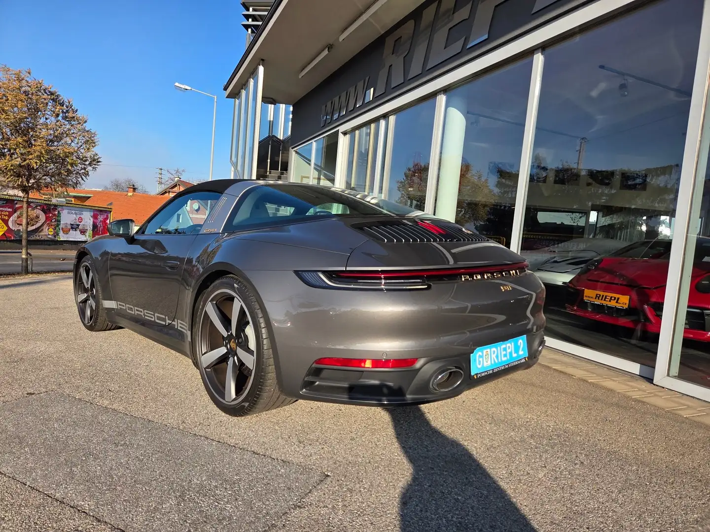 Porsche 992 Targa 4 S Heritage Paket Sportauspff NUR 12.850 km Grau - 2