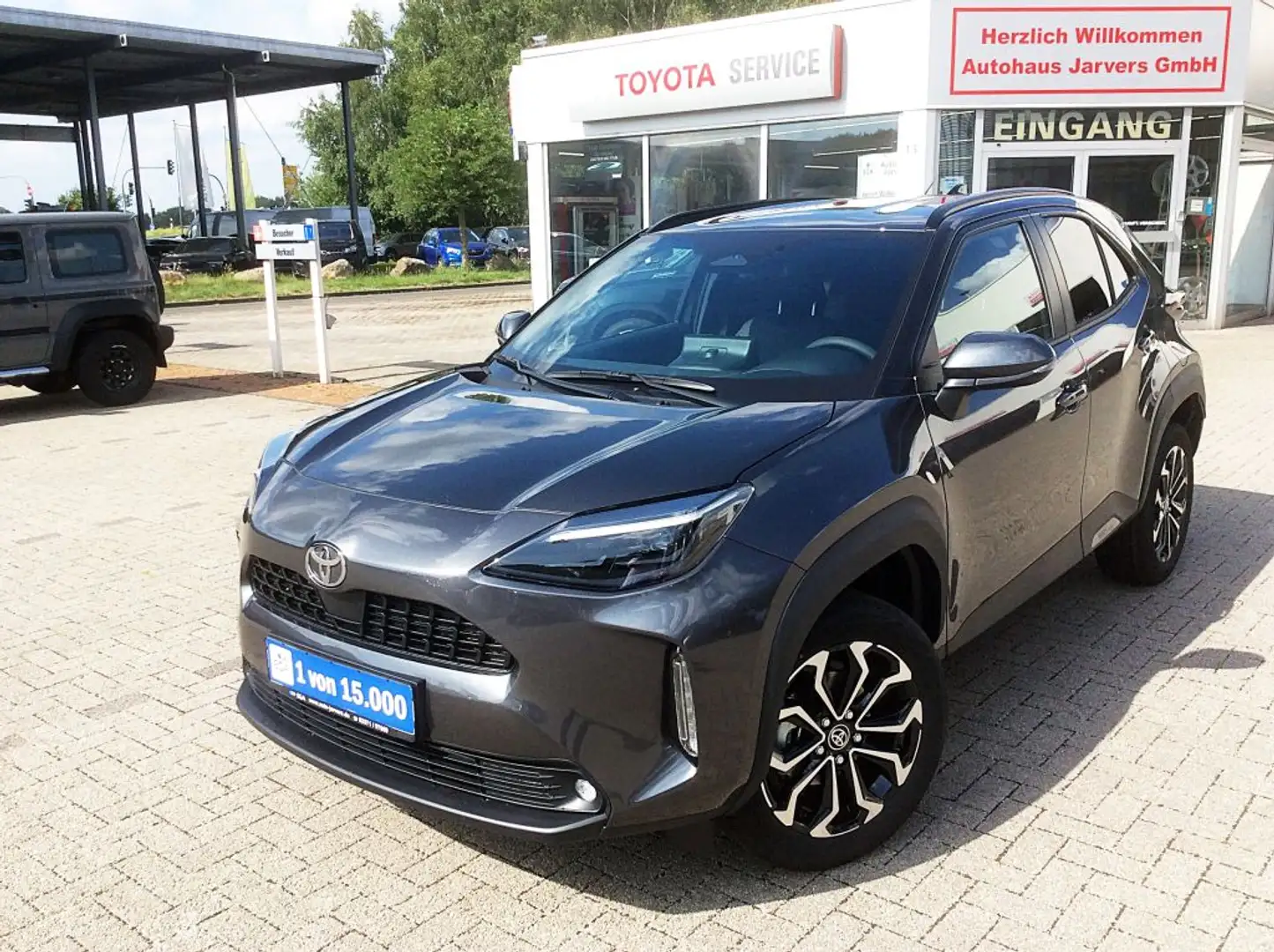 Toyota Yaris Cross Hybrid 130 1.5 VVT-i Teamplayer AJG FamilyLine Grau - 1