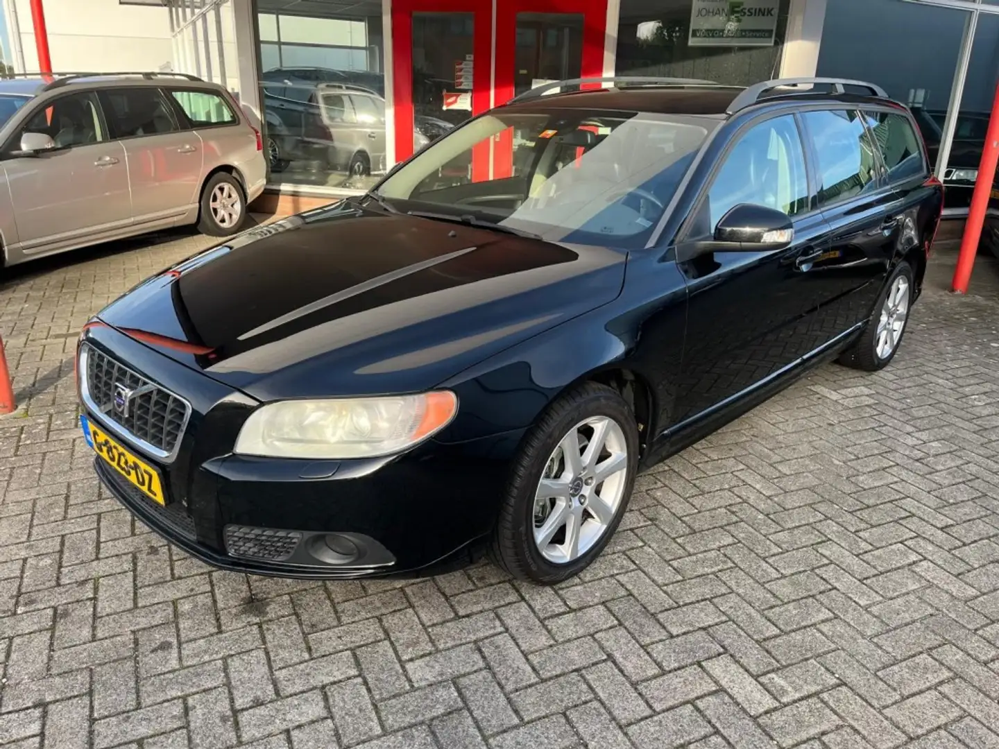 Volvo V70 2.4 D5 185PK Summum Volledig lederen bekleding/Xen Zwart - 1
