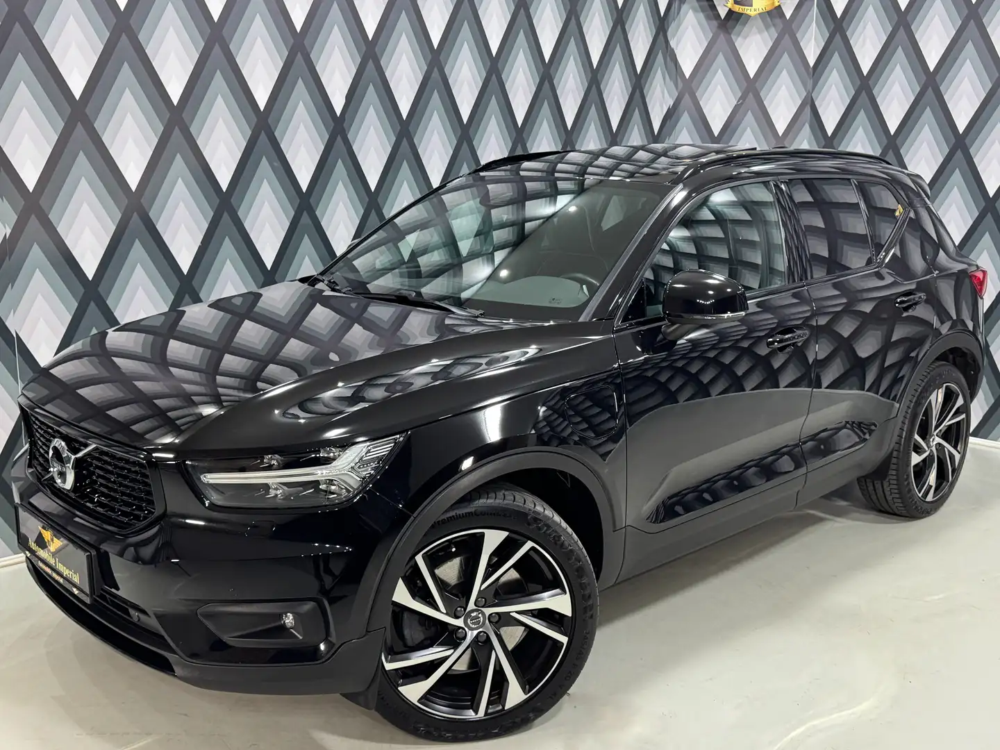 Volvo XC40 Hybrid Recharge PHEV // R-DESIGN // PANO // AHK // Schwarz - 2