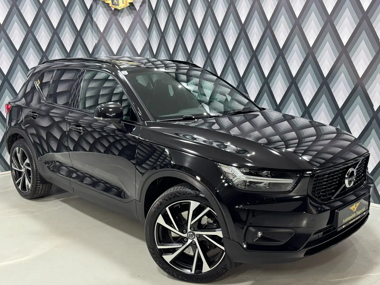 Volvo XC40 Hybrid Recharge PHEV // R-DESIGN // PANO // AHK // Schwarz - 1