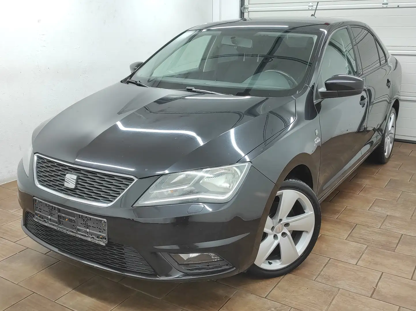 SEAT Toledo 1.2 NAVI TEMP BC KLIMAA SHZ PDC EURO-5 Style Salsa Schwarz - 2