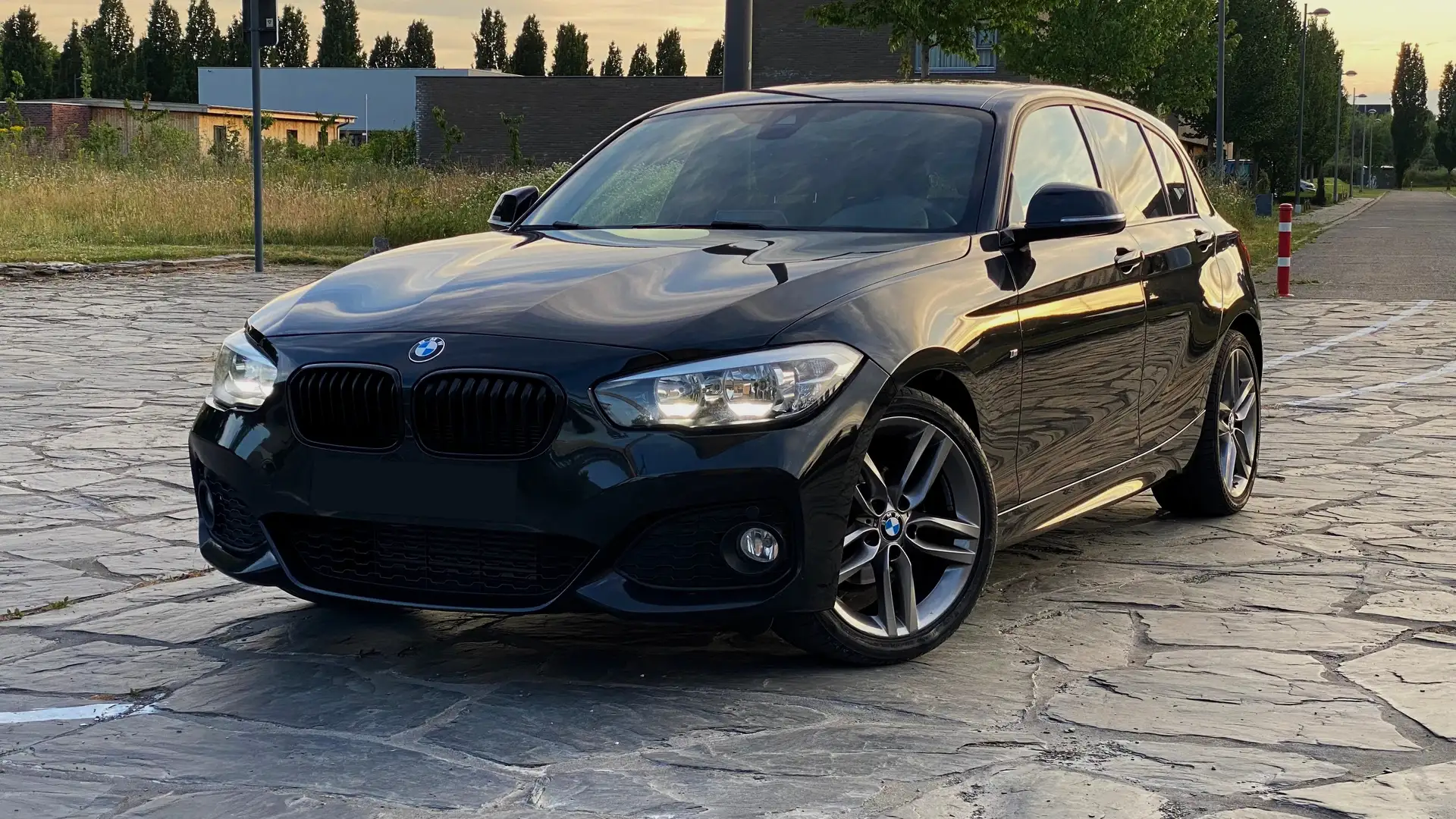 BMW 118 d M-Pack Facelift/Navi/Verw leder/18"Alu Noir - 1