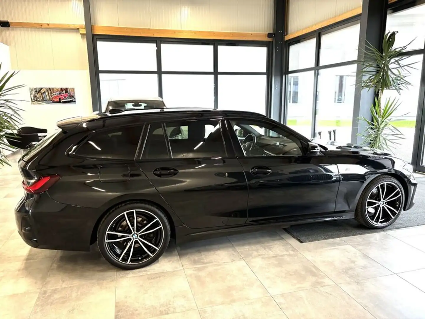 BMW 320 d Touring xDrive M-Sport *LED*PDC*NAV*AHK*HUD* Schwarz - 2