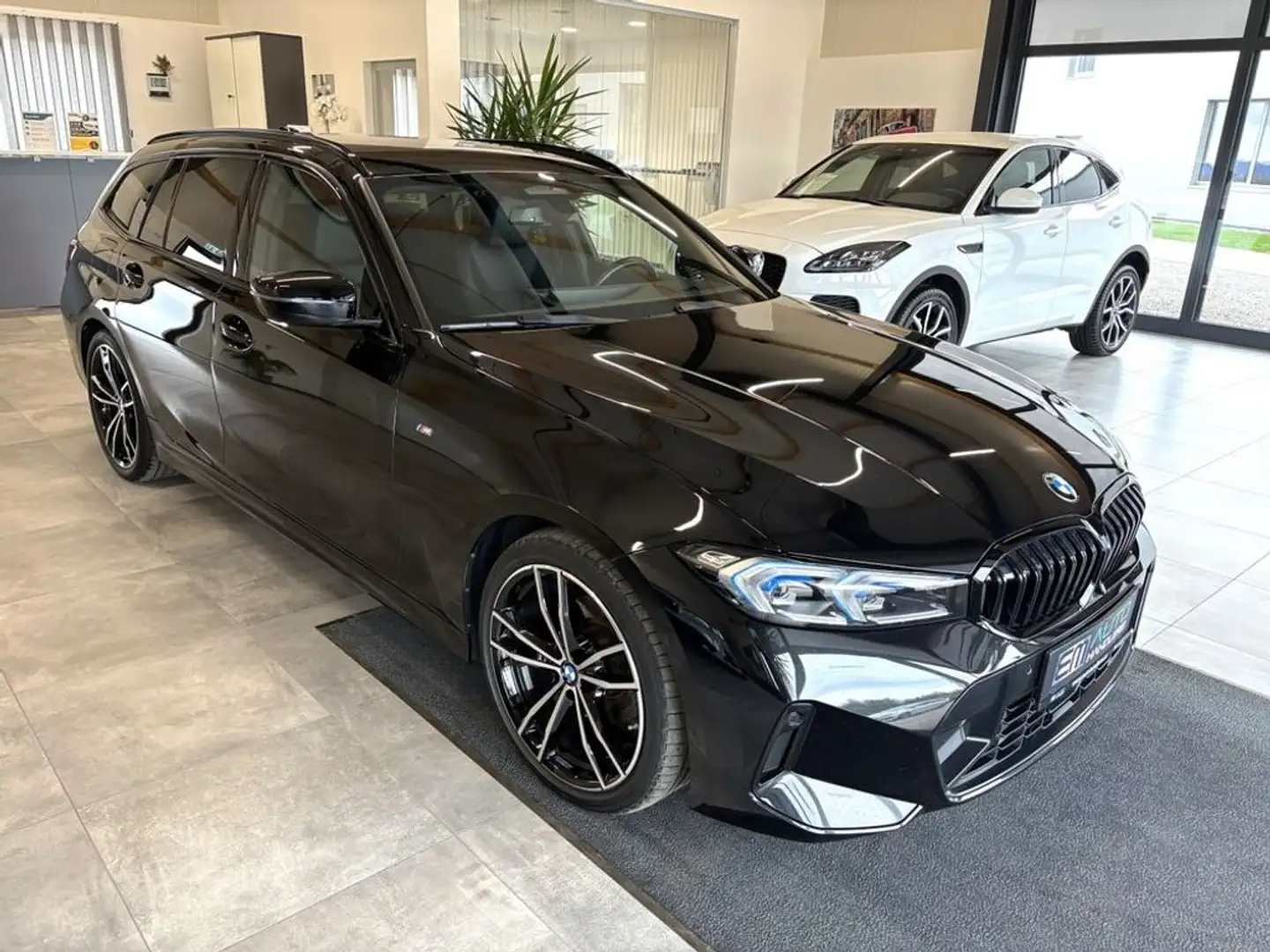 BMW 320 d Touring xDrive M-Sport *LED*PDC*NAV*AHK*HUD* Schwarz - 1
