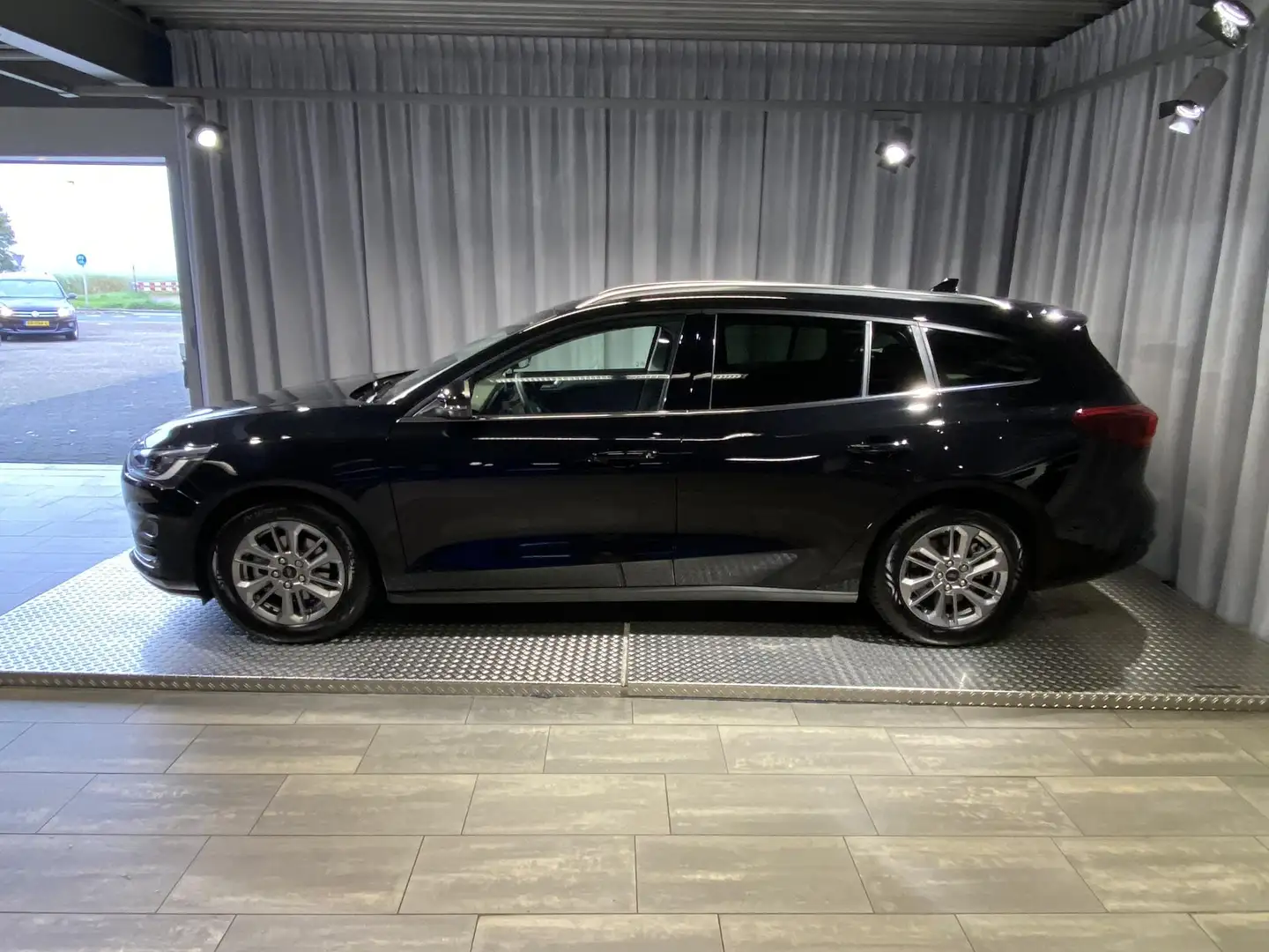 Ford Focus Wagon 1.0 EcoBoost Hybrid Titanium Style Zwart - 2