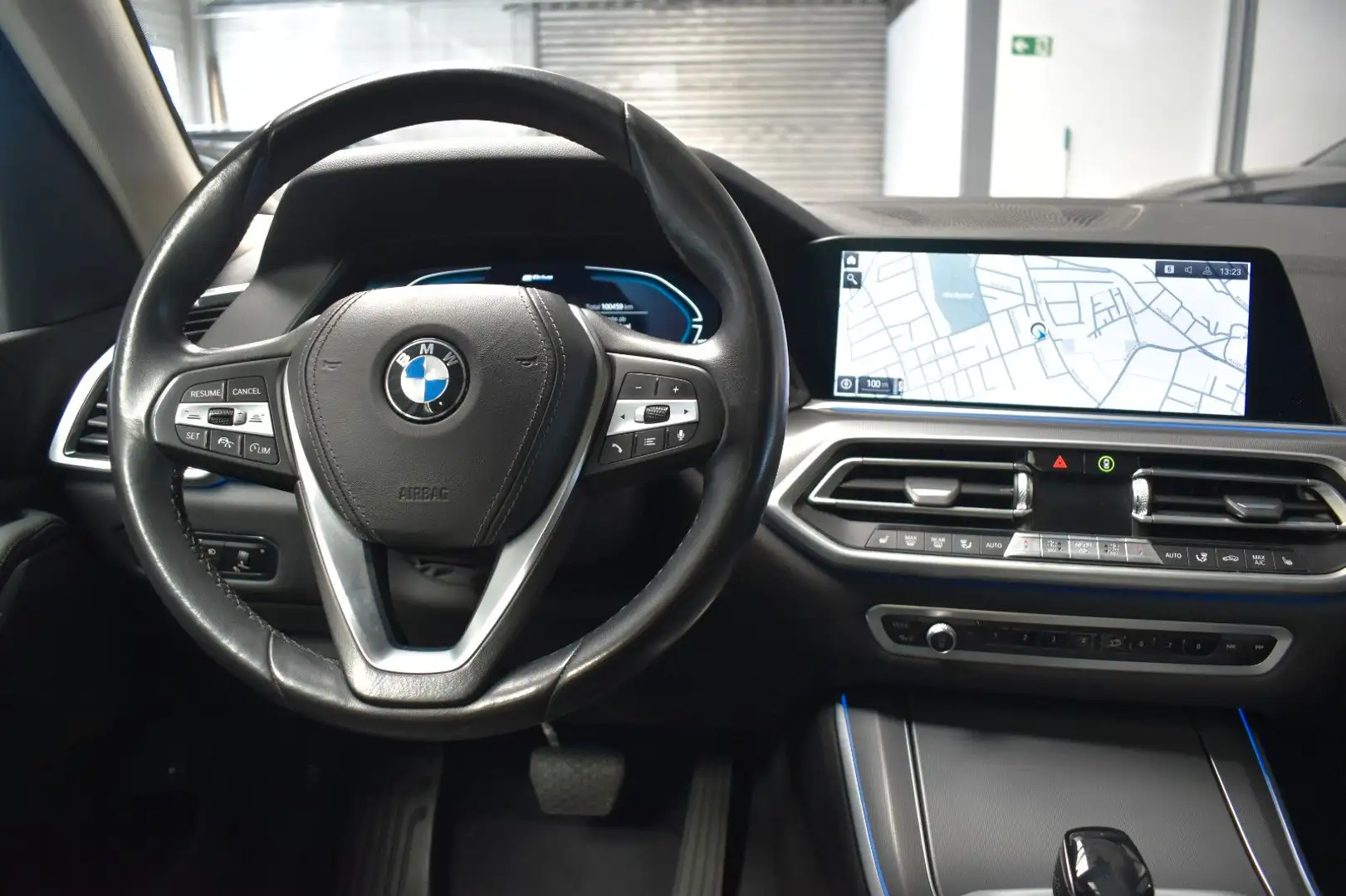 BMW X5 xDrive 45 e*HEAD-UP*AHK*KEYLESS*GESTIK*PANO* Zwart - 2
