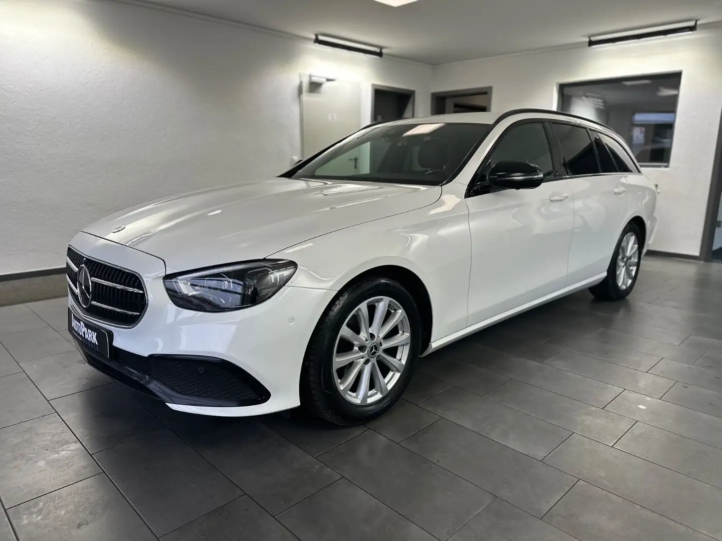 Mercedes-Benz E 220 d T Avantgarde *Ambiente*AHK*360°*SHZ*LED Blanc - 2