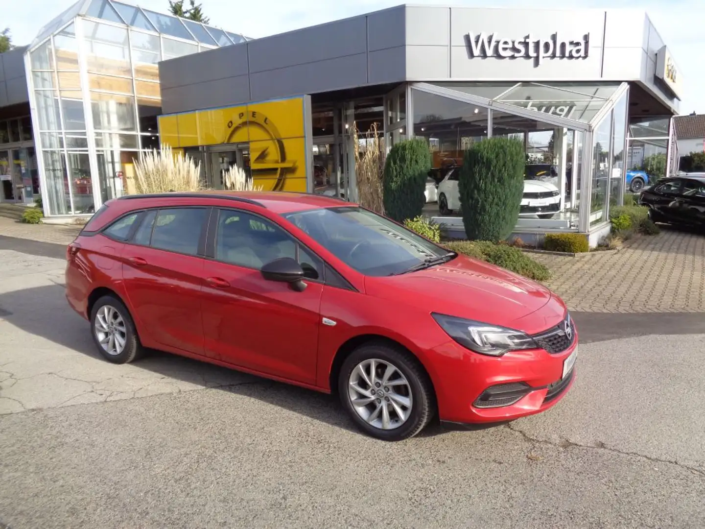 Opel Astra 1.2 Turbo Start/Stop Sports Tourer Edition Rood - 1