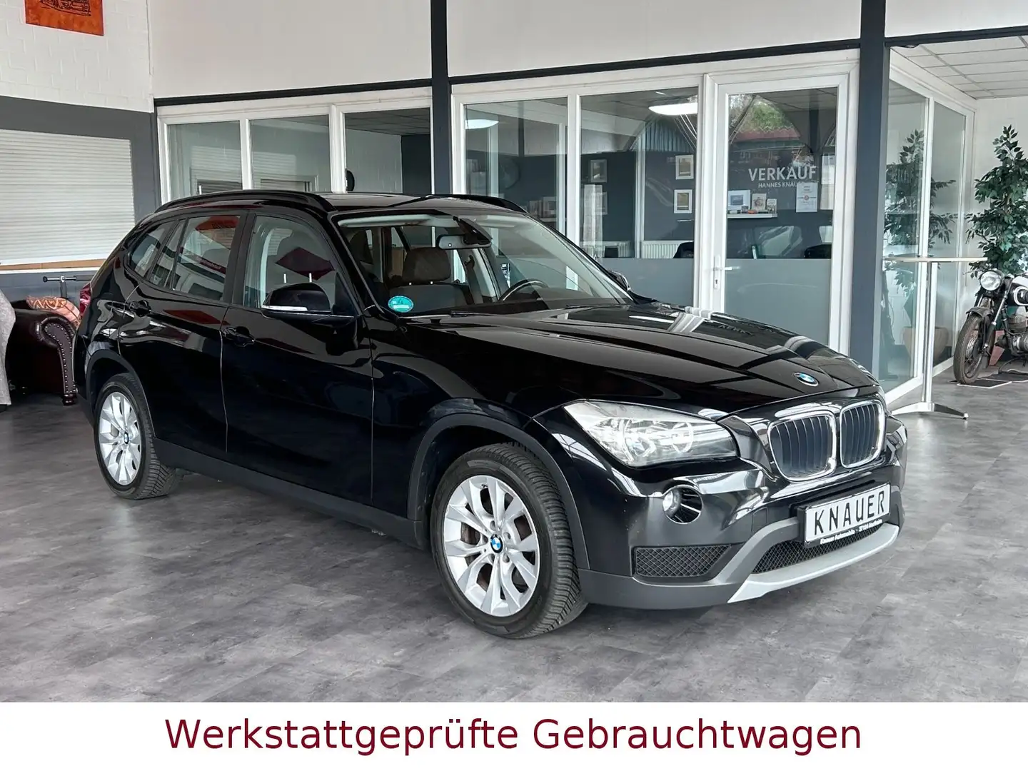 BMW X1 20i sDrive*Panorama*PDC*6 Gang* Schwarz - 1