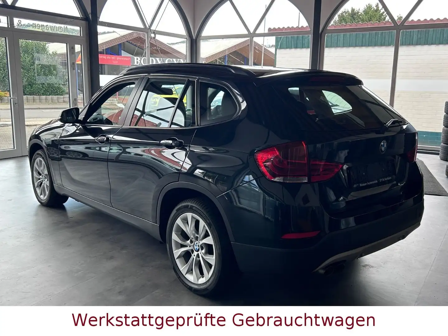 BMW X1 20i sDrive*Panorama*PDC*6 Gang* Schwarz - 2