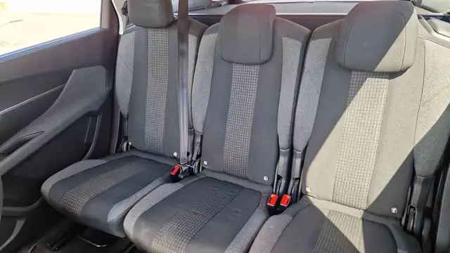 Peugeot 5008 view 9