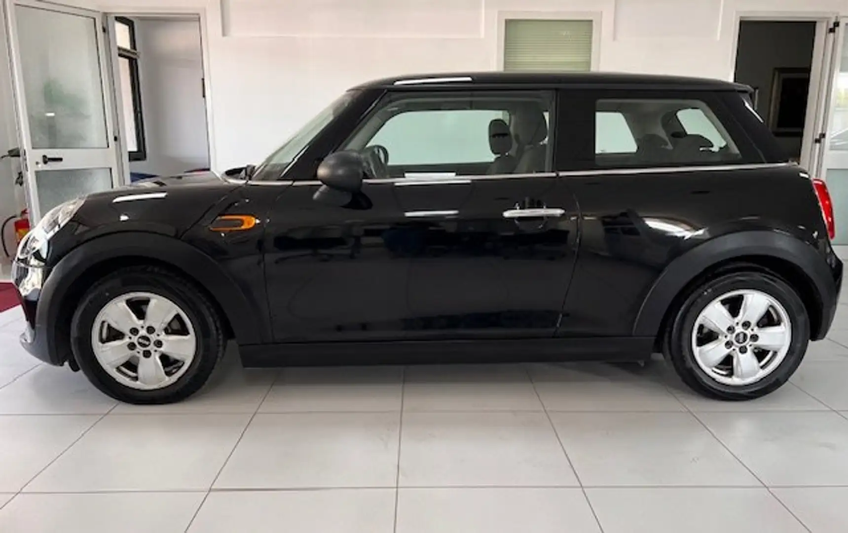 MINI One Mini IV F55-F56 2014 1.2 3p auto Schwarz - 2