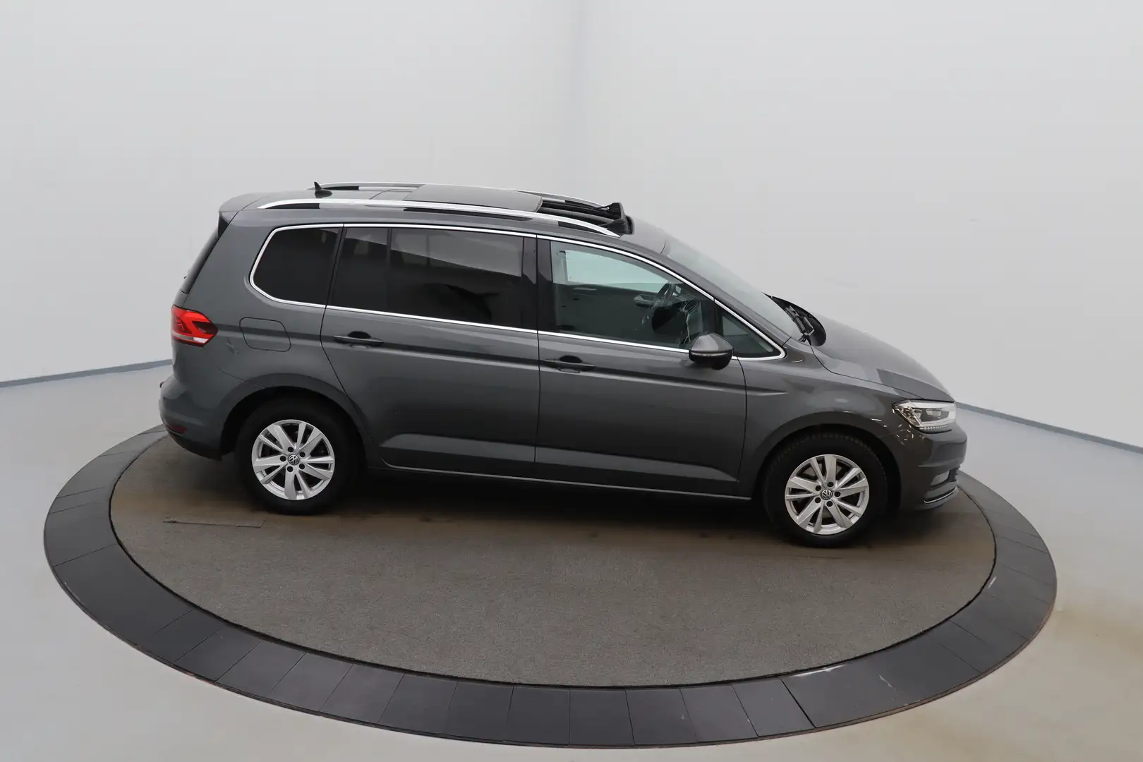 Volkswagen Touran 2.0 TDi SCR Highline DSG Business+ 7Pl. ALCANTARA Grijs - 2