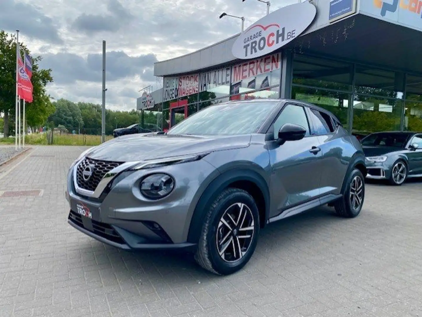 Nissan Juke 1.0 DIG-T N-Connecta DCT Navi/App conn./PDC V&A... Grijs - 1