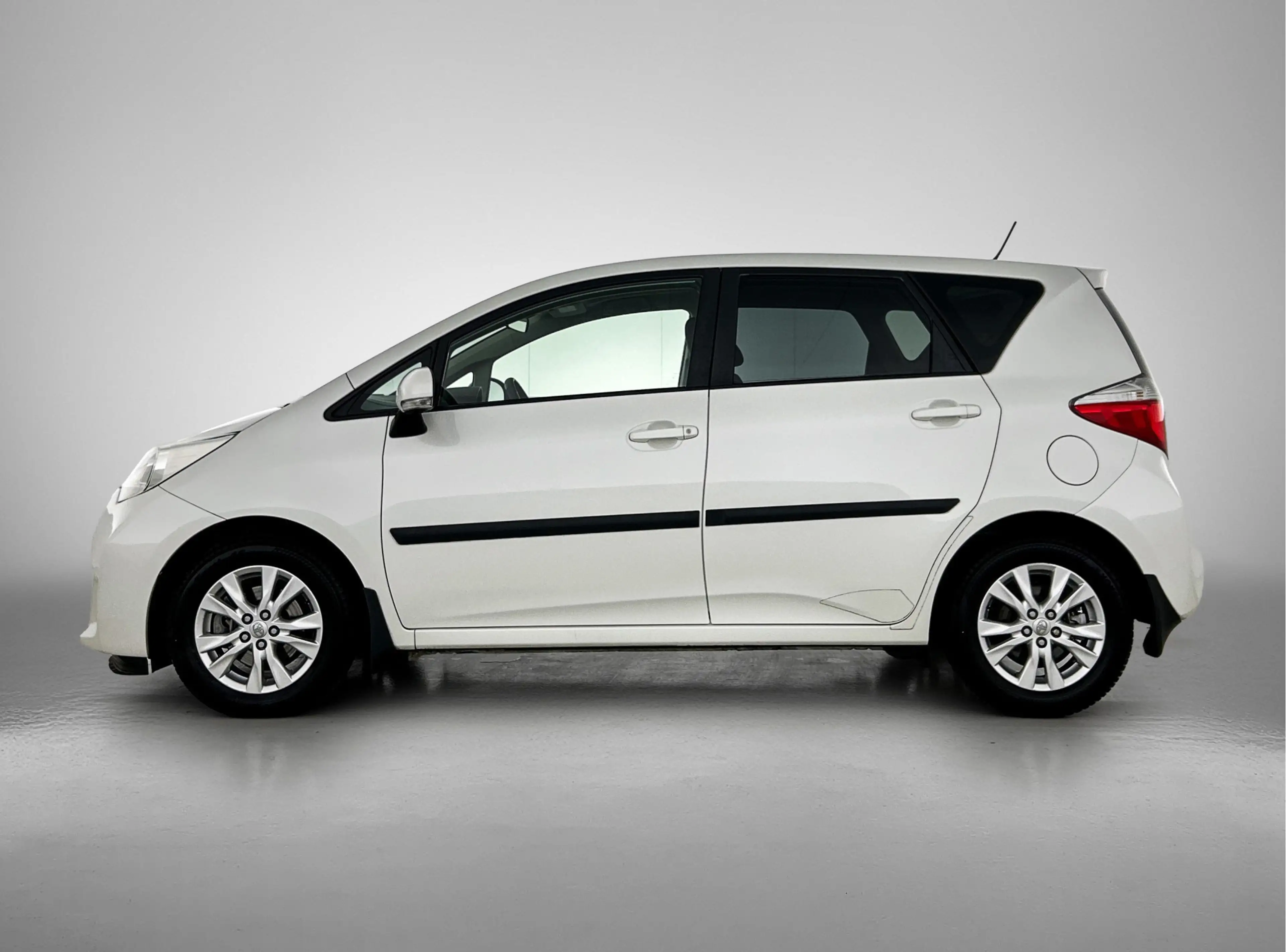 Toyota Verso-S 1.3 VVT-i Aspiration | Trekhaak | Panoramadak | — photo 3