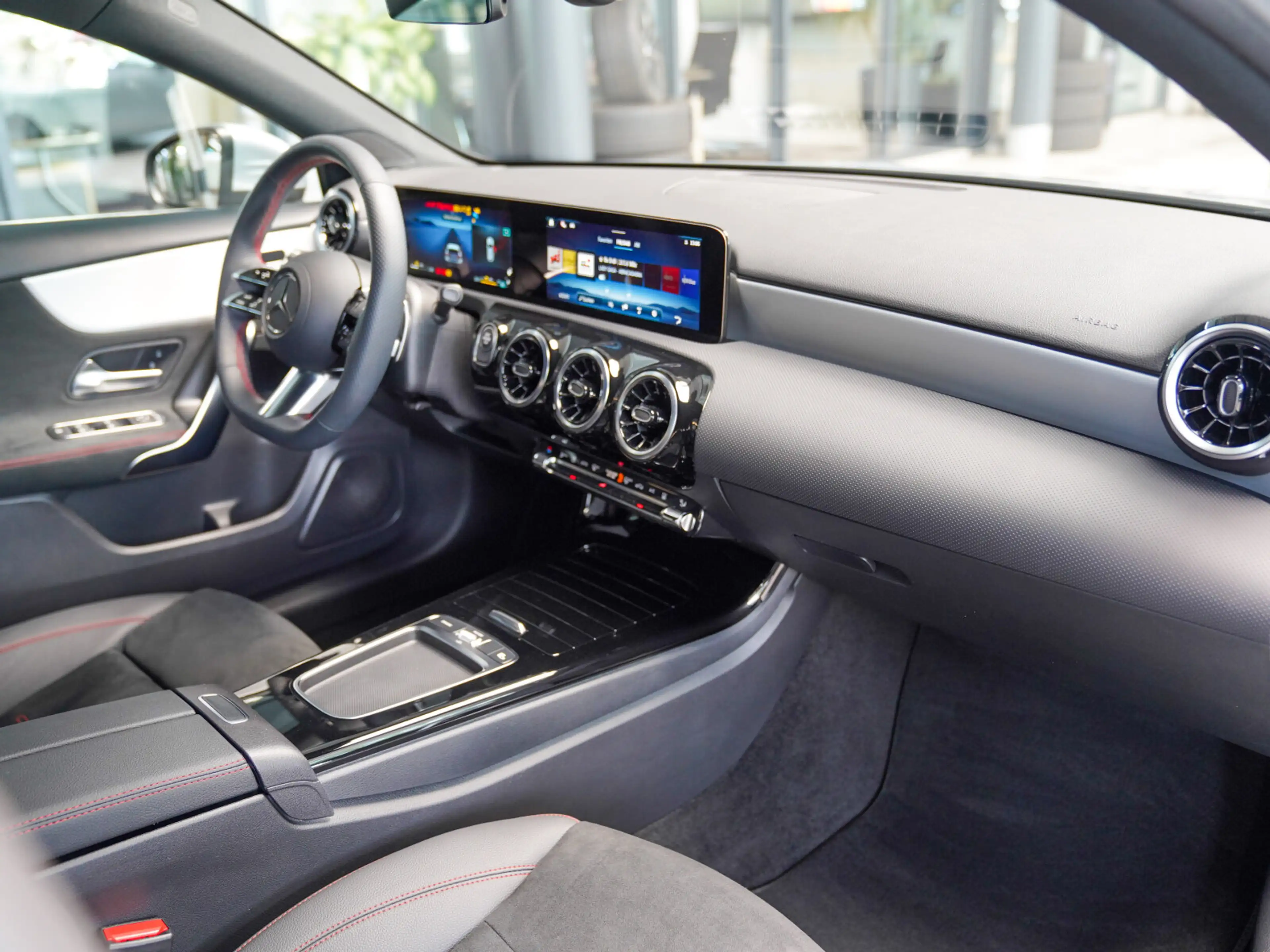 Mercedes-Benz A 250 A 250 e AMG Line Anhängevorrichtung Lenkradheizu — photo 10