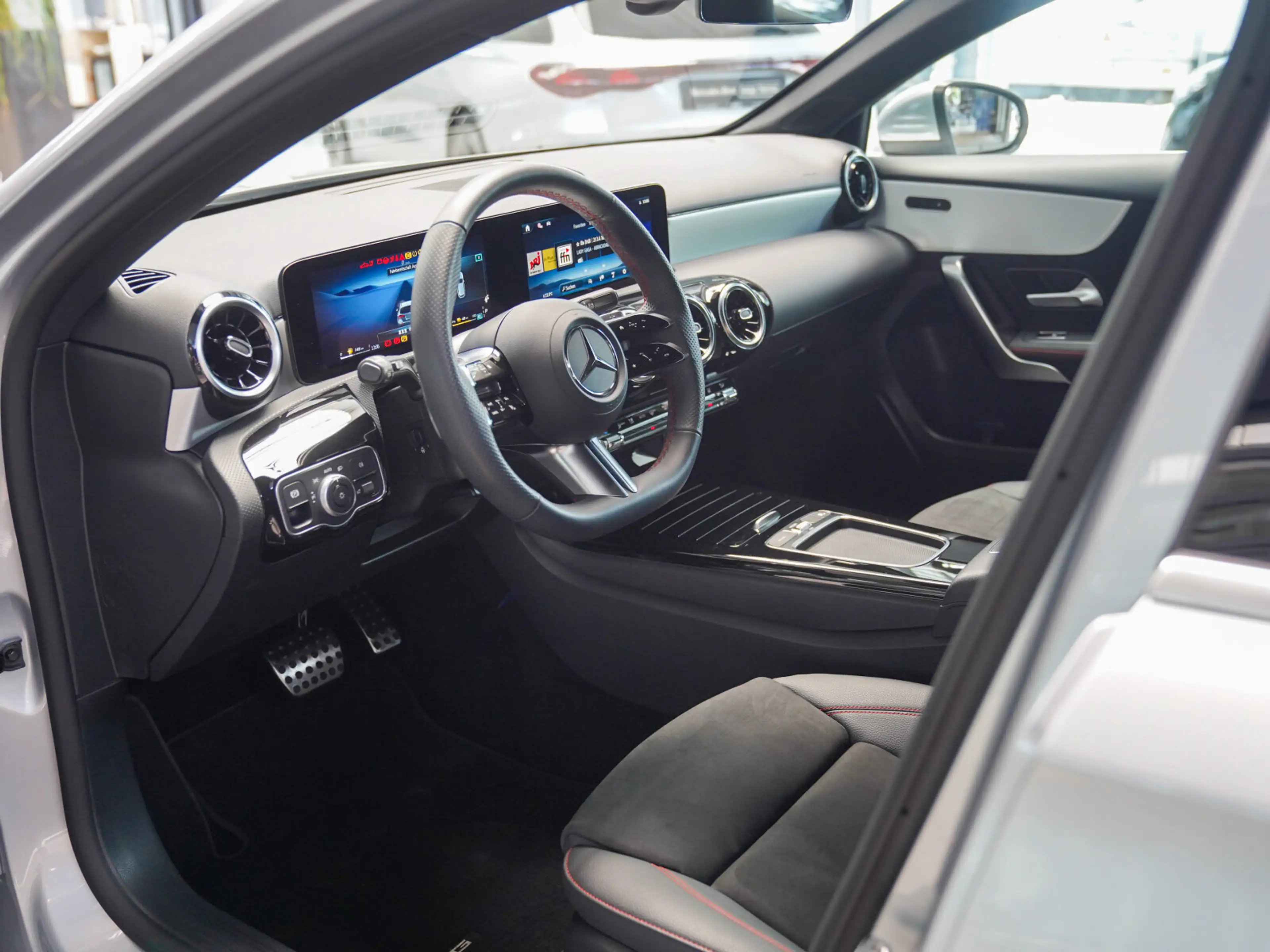 Mercedes-Benz A 250 A 250 e AMG Line Anhängevorrichtung Lenkradheizu — photo 15